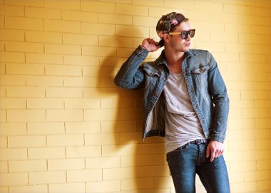 sakallı adam seksi moda rahat gülümseyen tuğla duvar giyinmiş
