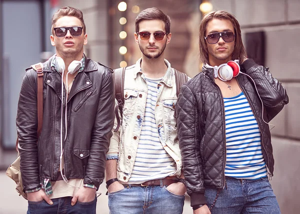 Tres hombres jóvenes de moda — Foto de Stock