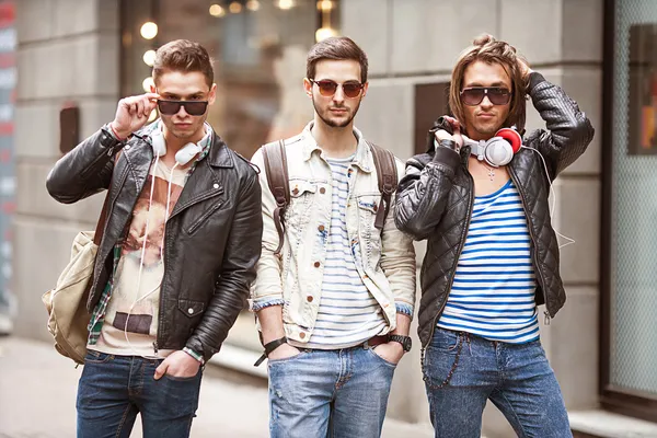Мода для трех молодых мужчин — стоковое фото