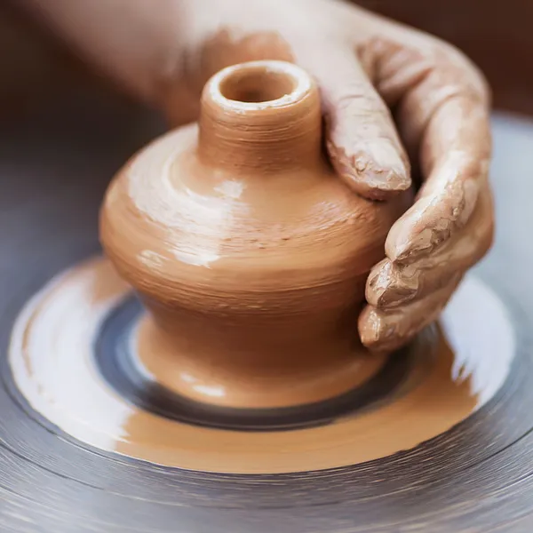 Potier fabrication des mains en argile sur roue de poterie . — Photo