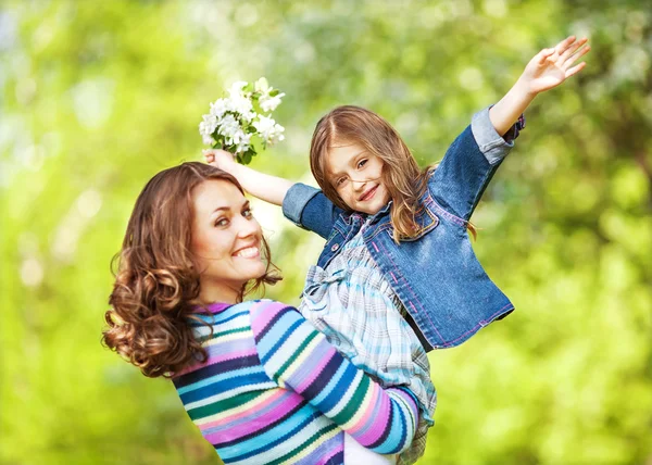 Moeder en dochter in het park. Moederdag. — Stockfoto