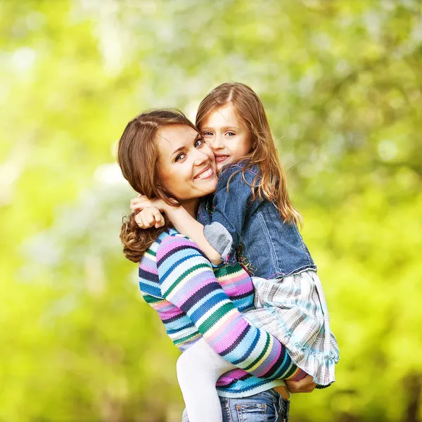 Madre e hija disfrutan de la primavera temprana. Día de la madre . — Foto de Stock