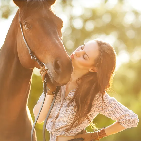 Hermosa mujer y caballo — Foto de Stock