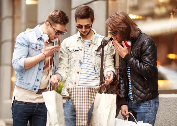 Trois jeunes hommes mode metraseksuals magasin shopping promenade — Photo