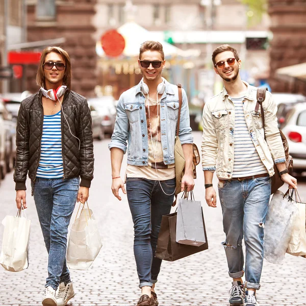 Tre unga manliga mode metraseksuals shop shopping promenad — Stockfoto