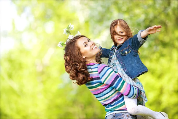 Mor och dotter i parken. Moderdagen. — Stockfoto