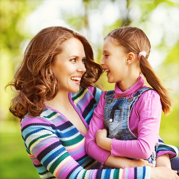 Mor och dotter njuta av tidigt på våren. Mors dag. — Stockfoto