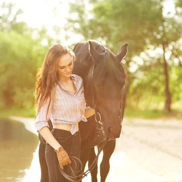 Giovane donna con un cavallo — Foto Stock