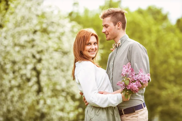 Pár v lásce v sedící blízko řeky, piknik — Stock fotografie