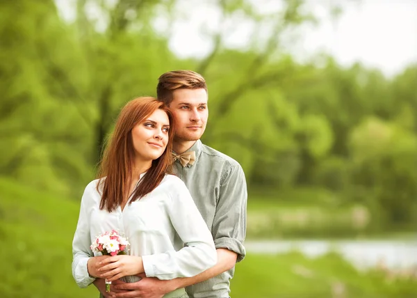 Jeune couple amoureux marchant dans le parc — Photo