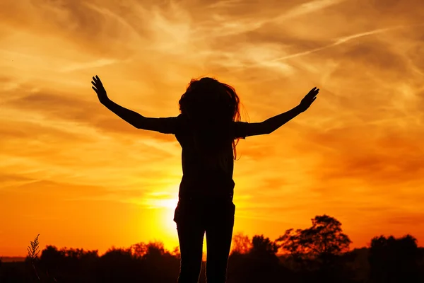 Teen girl jumping on the field at the day time — Stock Photo, Image