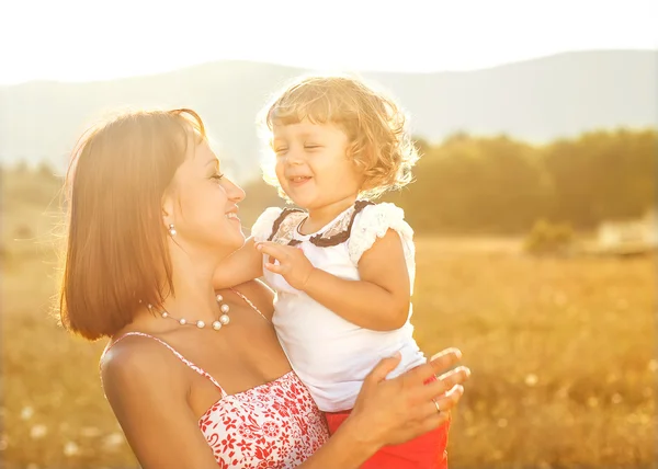 Mor och dotter ha kul i parken — Stockfoto