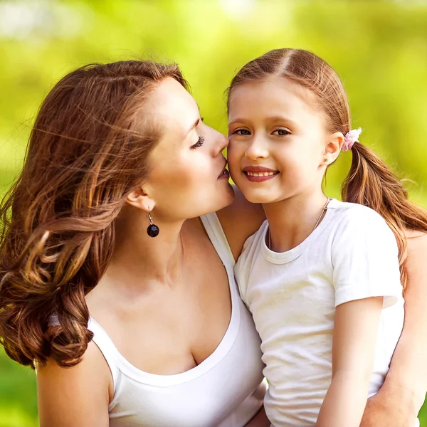 Mother and daughter hugging in love playing in the park — Stock Photo, Image