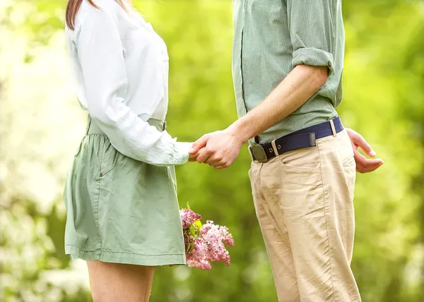 Jeune couple amoureux marchant dans le parc — Photo