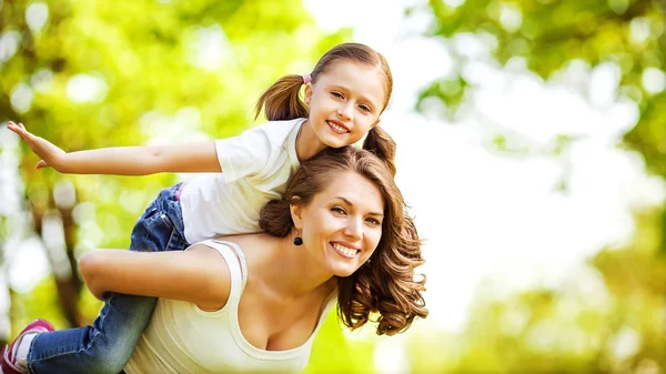 Moeder en dochter in het park. Moederdag. — Stockfoto