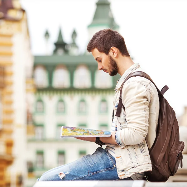 Turist med karta i staden — Stockfoto