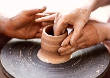 Bayan potter bir kase potters tekerlek üzerinde ana potu oluşturma
