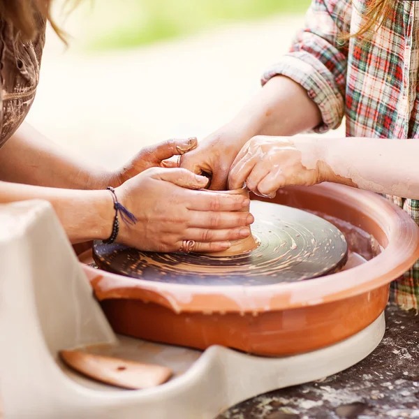 Female Potter creating a bowl on a Potters wheel, the master pot — Stock Photo, Image
