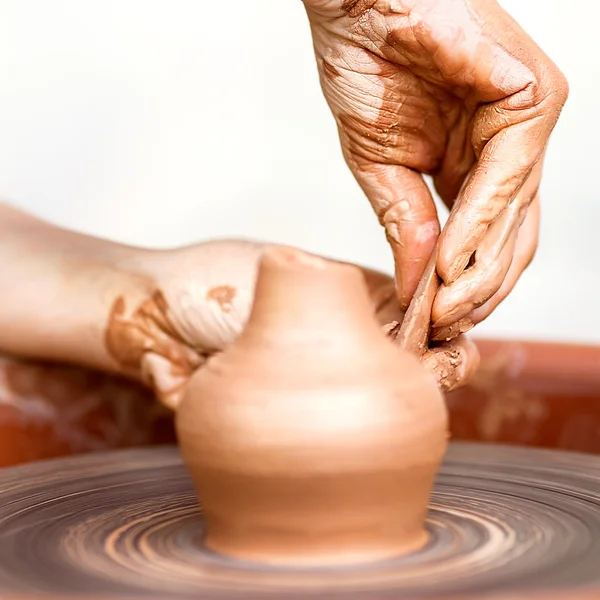 Mani che lavorano su ceramica ruota, stile retrò tonica — Foto Stock