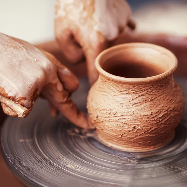 手が陶芸に取り組んで、レトロなスタイルのトーン — ストック写真