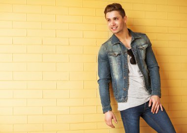 sakallı adam seksi moda rahat gülümseyen tuğla duvar giyinmiş