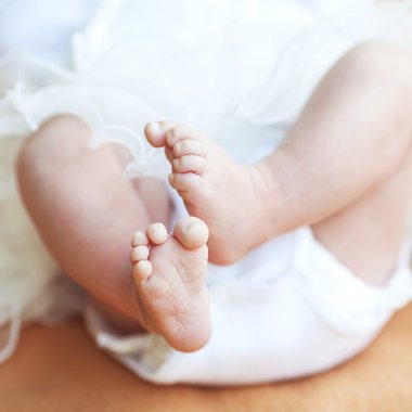 Yeni doğan bebek ayaklar 