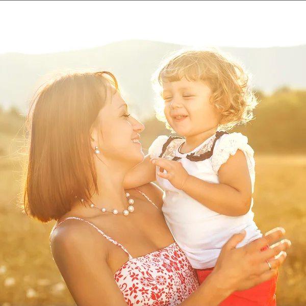 Mor och dotter ha kul i parken — Stockfoto