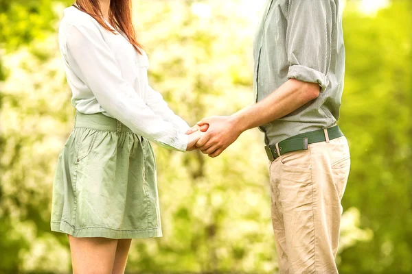 Joven pareja enamorada caminando en el parque —  Fotos de Stock
