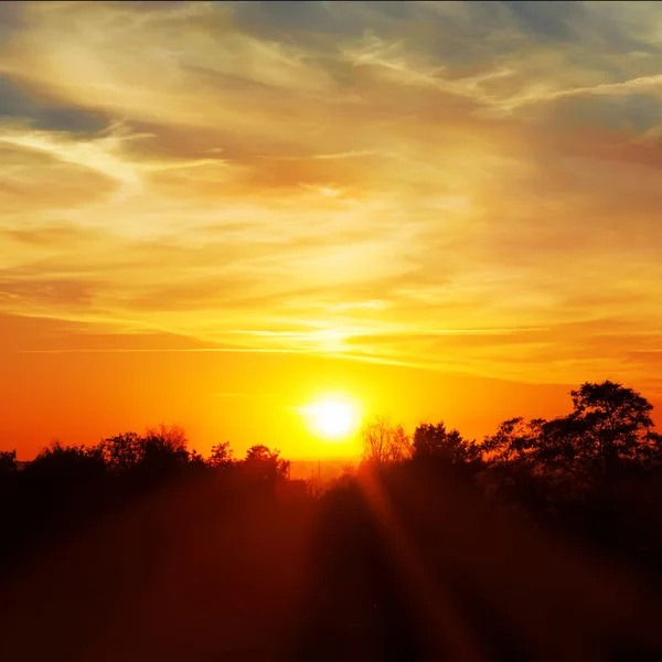 Himmel, strahlend blau, orange und gelb Farben Sonnenuntergang. Sofortiges Foto — Stockfoto