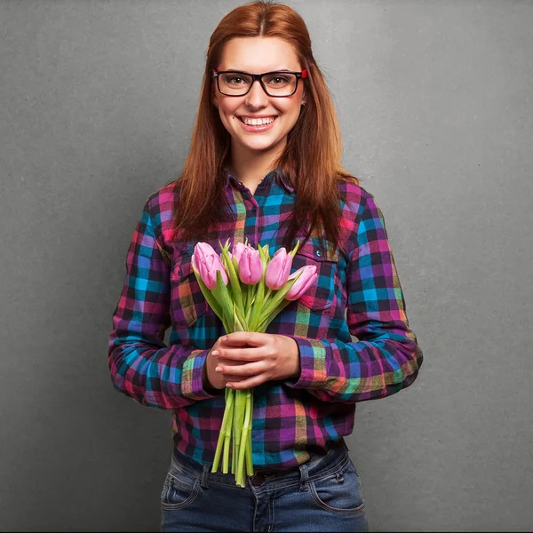 Ragazza che indossa hipster sorpreso donazione di un mazzo di fiori — Foto Stock
