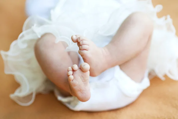 Nyfödd baby fötter — Stockfoto