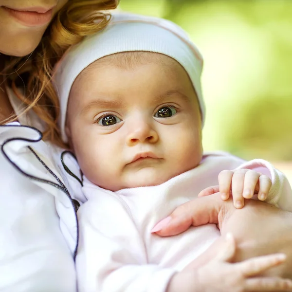 Portret szczęśliwej kochającej matki i jej dziecka na świeżym powietrzu — Zdjęcie stockowe