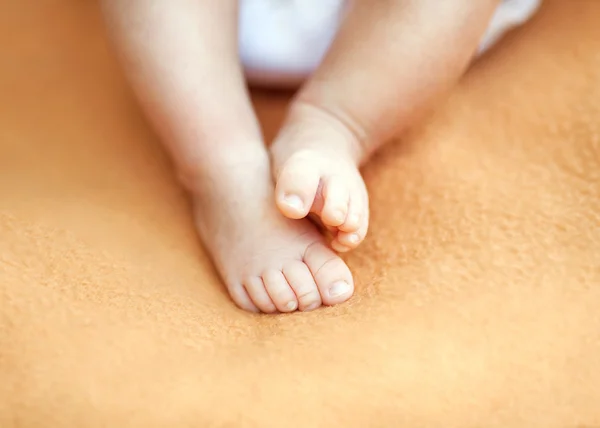 Een close-up van kleine baby voeten — Stockfoto