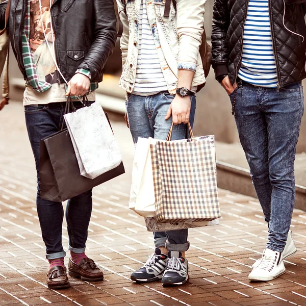 Τρεις νέοι ανδρική μόδα metraseksualy κατάστημα ψώνια με τα πόδια — Φωτογραφία Αρχείου