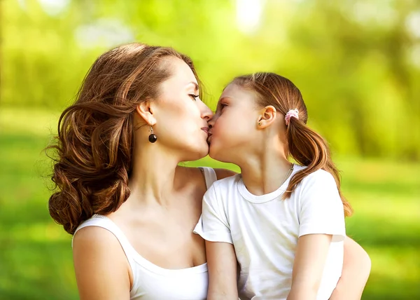 Moeder en dochter knuffelen in liefde spelen in het park — Stockfoto