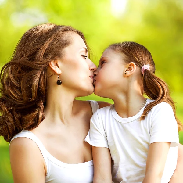 Madre e hija abrazándose en el amor jugando en el parque — Foto de Stock