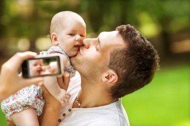 Baby Park selfie cep telefonuyla alarak aile