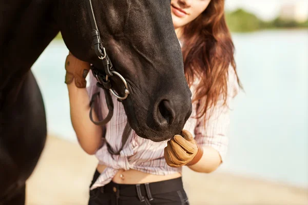 Krásná žena a kůň — Stock fotografie