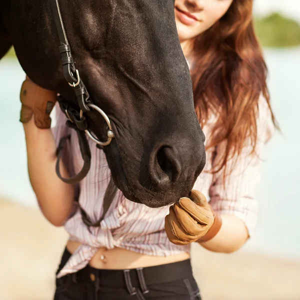 Krásná žena a kůň — Stock fotografie