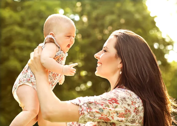 Portrét šťastné milující matky a jejího dítěte venku — Stock fotografie