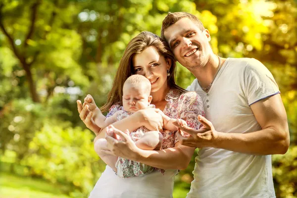 Pais com bebê no parque — Fotografia de Stock