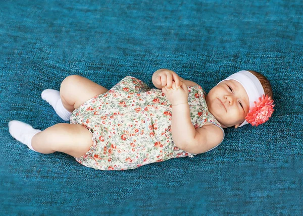 Söta nyfödda barnet sover i en hatt — Stockfoto