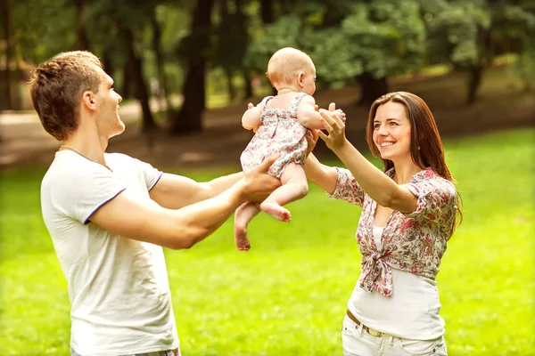 Parents with baby in park — Stock Photo, Image