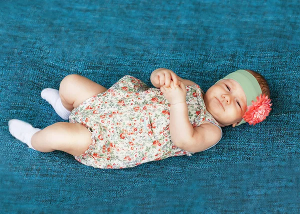 Cute newborn baby sleeps in a hat — Stock Photo, Image