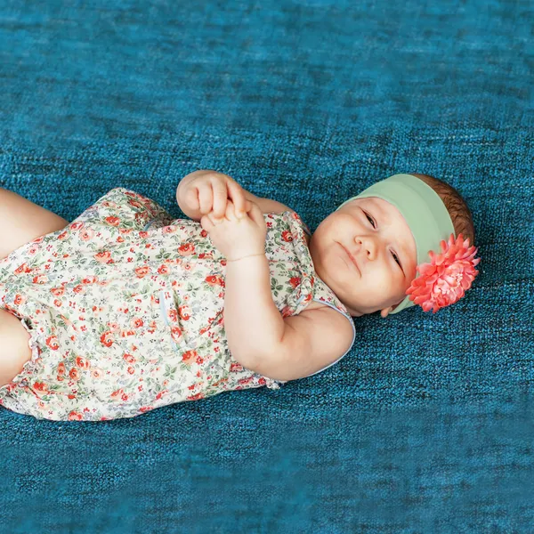 Lindo bebé recién nacido duerme en un sombrero — Foto de Stock