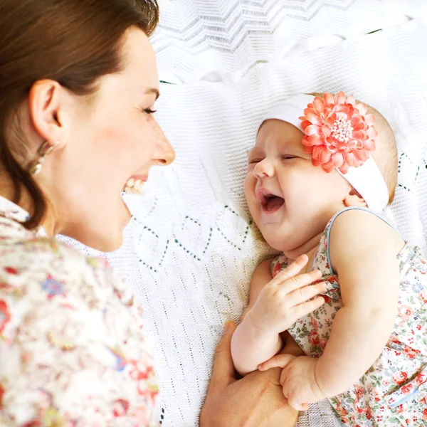 Retrato de feliz madre cariñosa y su bebé al aire libre — Foto de Stock