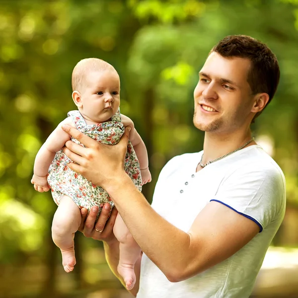 Papa en pasgeboren dochter spelen in het park in de liefde — Stockfoto