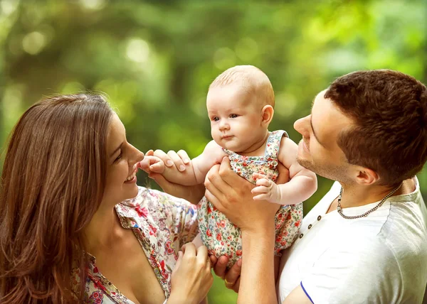 Parents with baby in park — Stock Photo, Image