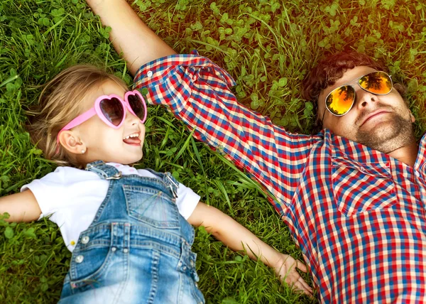 Vader en dochter in park glimlachend gelukkig — Stockfoto