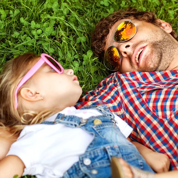 Vader en dochter in park glimlachend gelukkig — Stockfoto